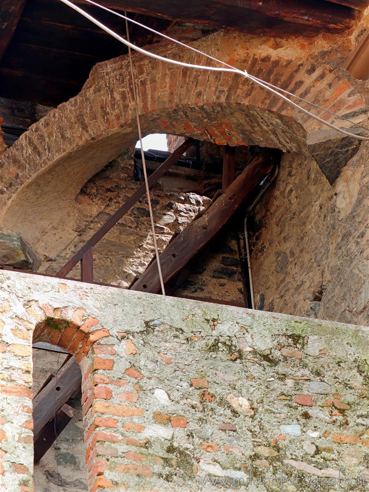 Piverone (Torino) - Dettaglio dell'interno dell'antica porta torre di accesso al borgo